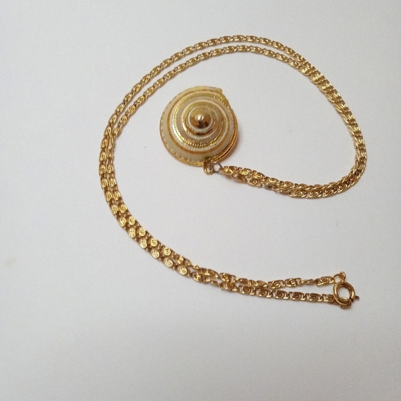 Vintage Shell Necklace Gold-Tone Chain Sundial Pendant Beach Jewelry 24" - Picture 3 of 5